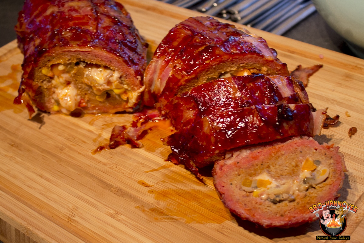 Bacon Bomb mit Paprika-Zwiebel-Käse Füllung