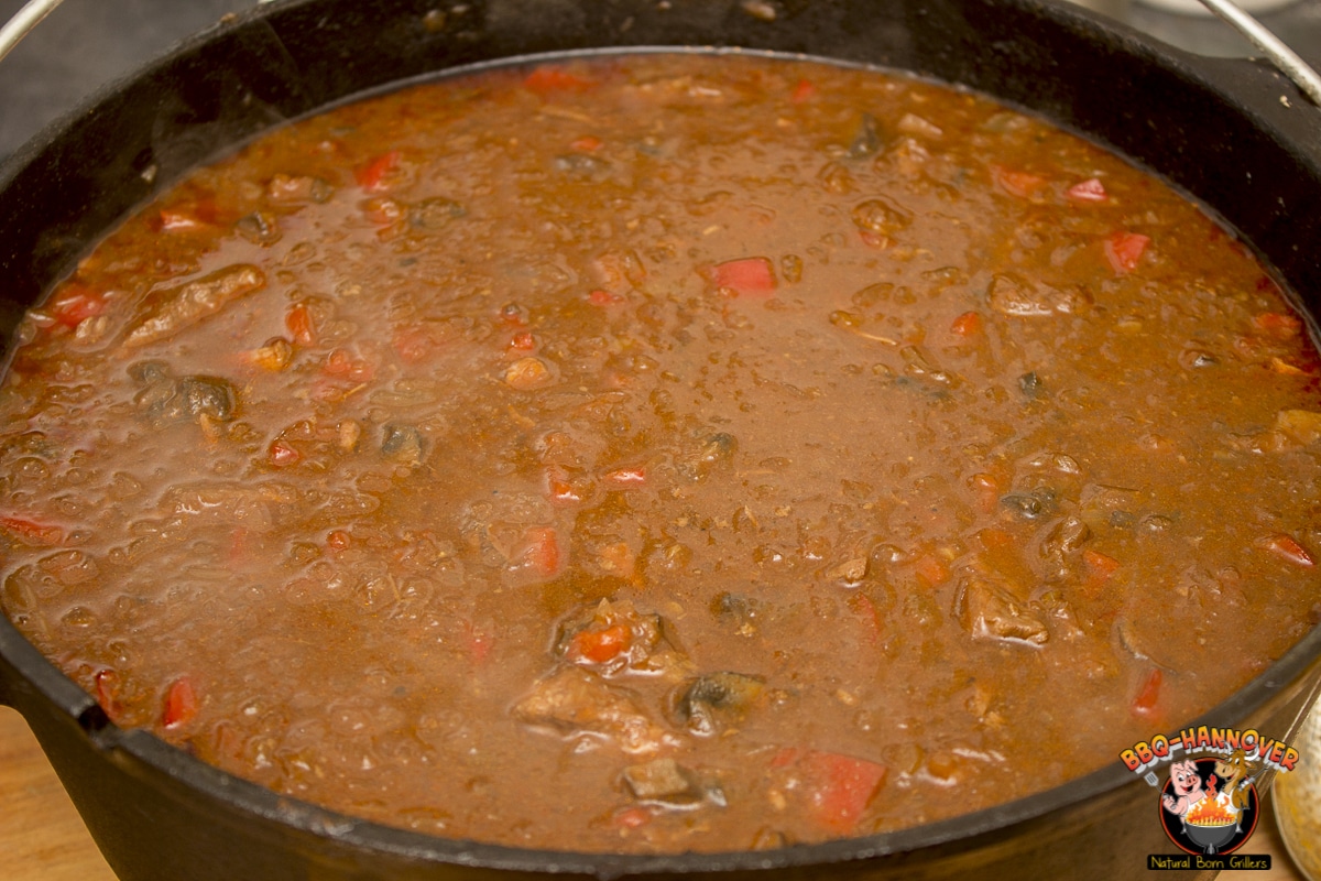 Rindergulasch aus dem Dutch Oven