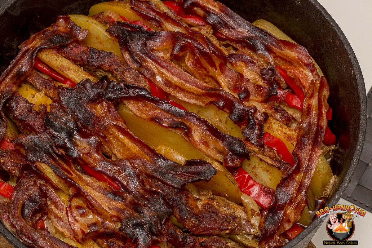 Schichtfleisch mit Kartoffeln aus dem Dutch Oven