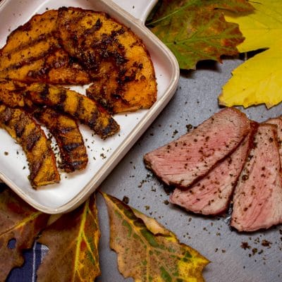 Rib-Eye-Steak mit gegrillten Kürbisspalten