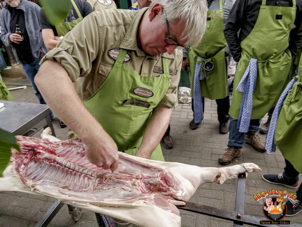 Carsten präpariert das Spanferkel