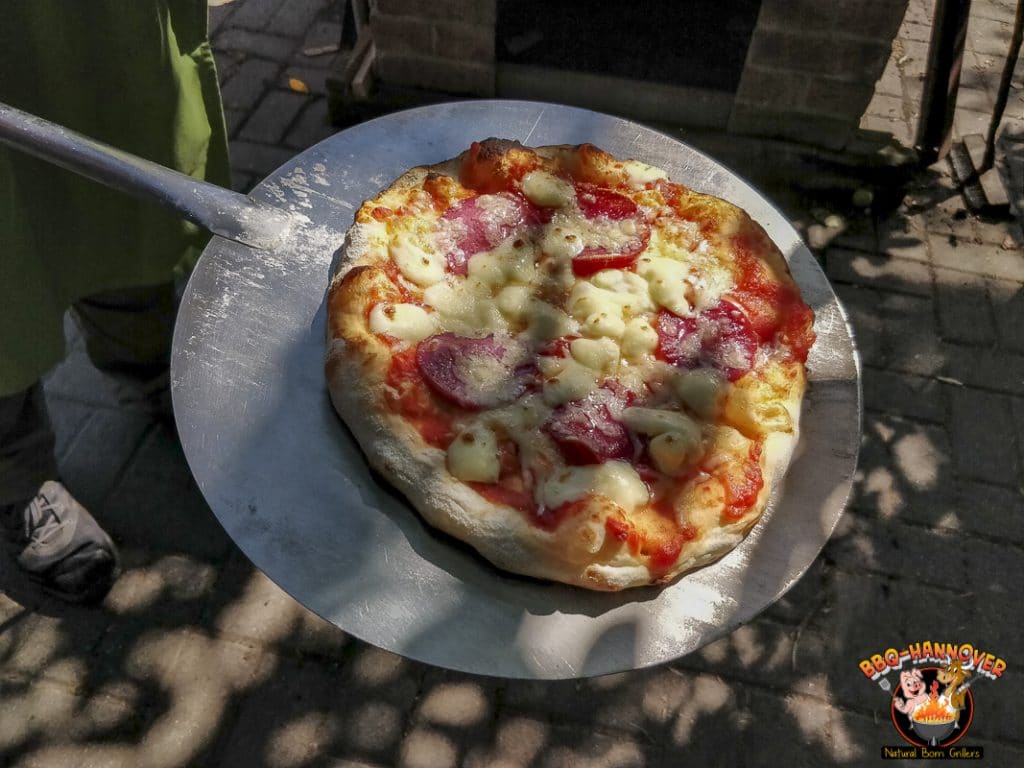 Pizza aus dem Holzbackofen