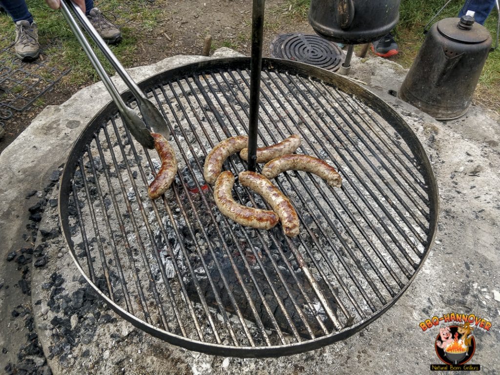 Bratwürste vom Schwenkgrill