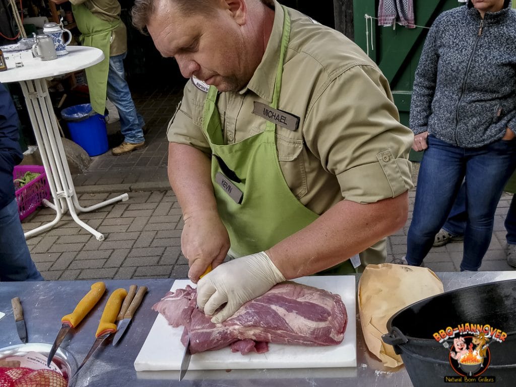 Michael schneidet den Schweinenacken