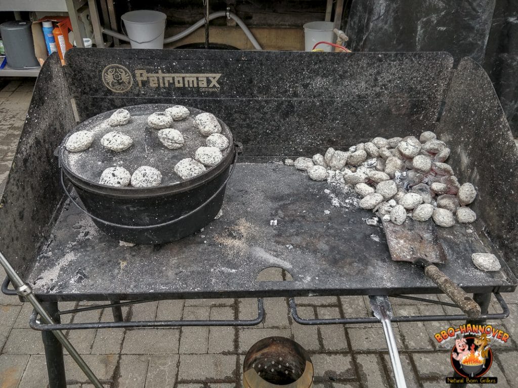 Dutch Oven auf dem Feuertisch