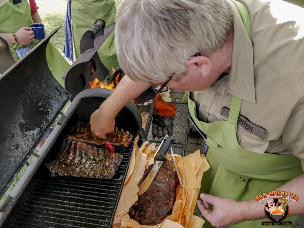 Carsten glasiert die Spareribs