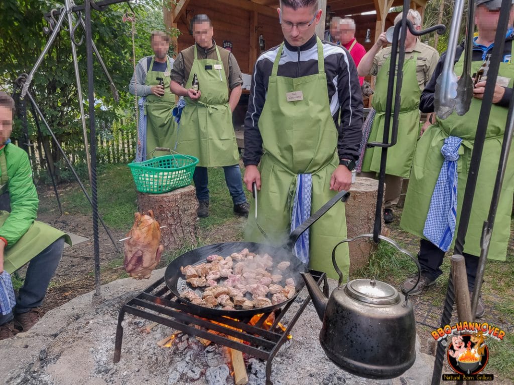 Filet brät das Sauenfilet über dem Feuer an