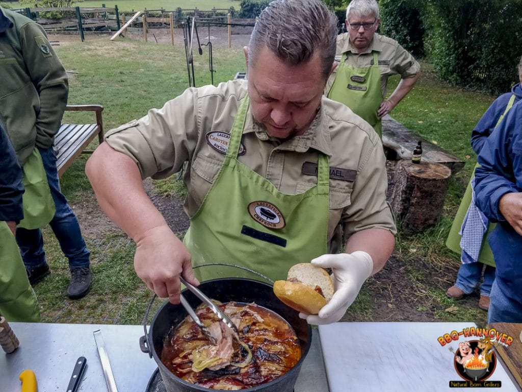 Michael verteilt das Schichtfleisch