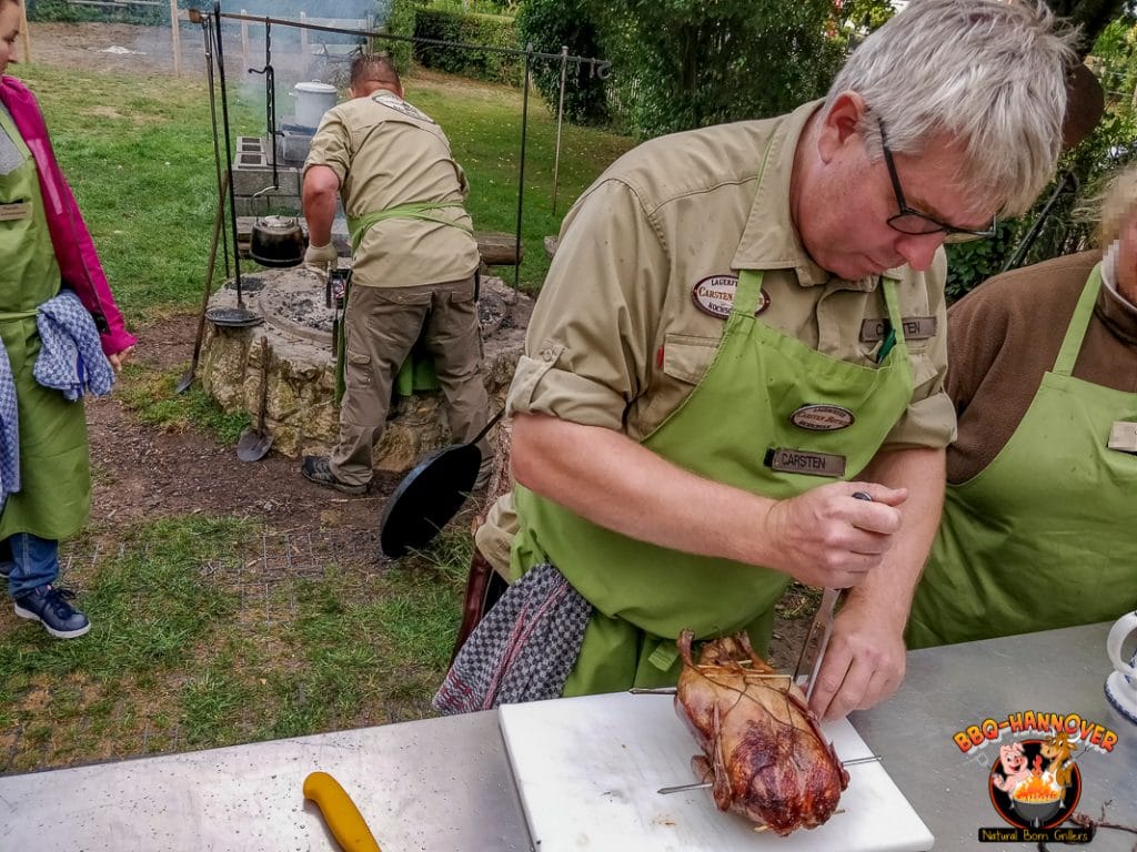 Carsten zerlegt die fertige Ente am Strick