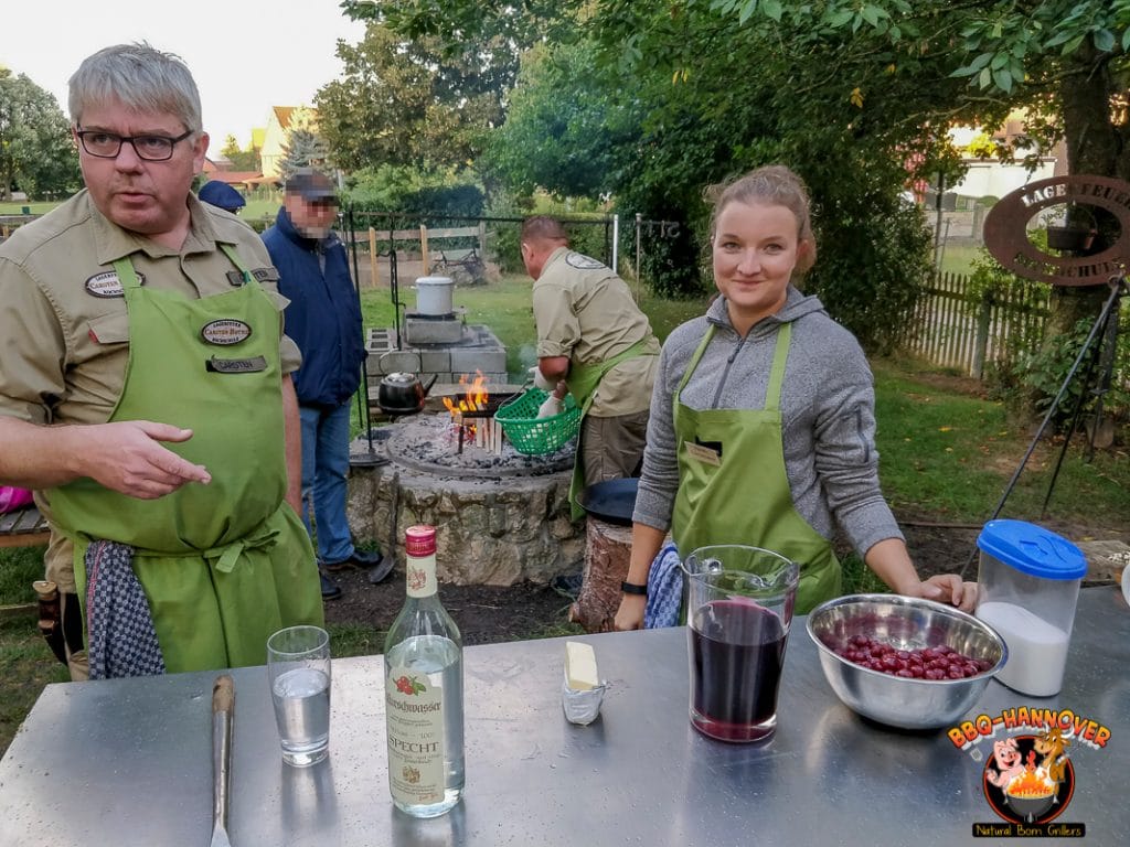 Carsten und Sarah bereiten die Kirschen vor