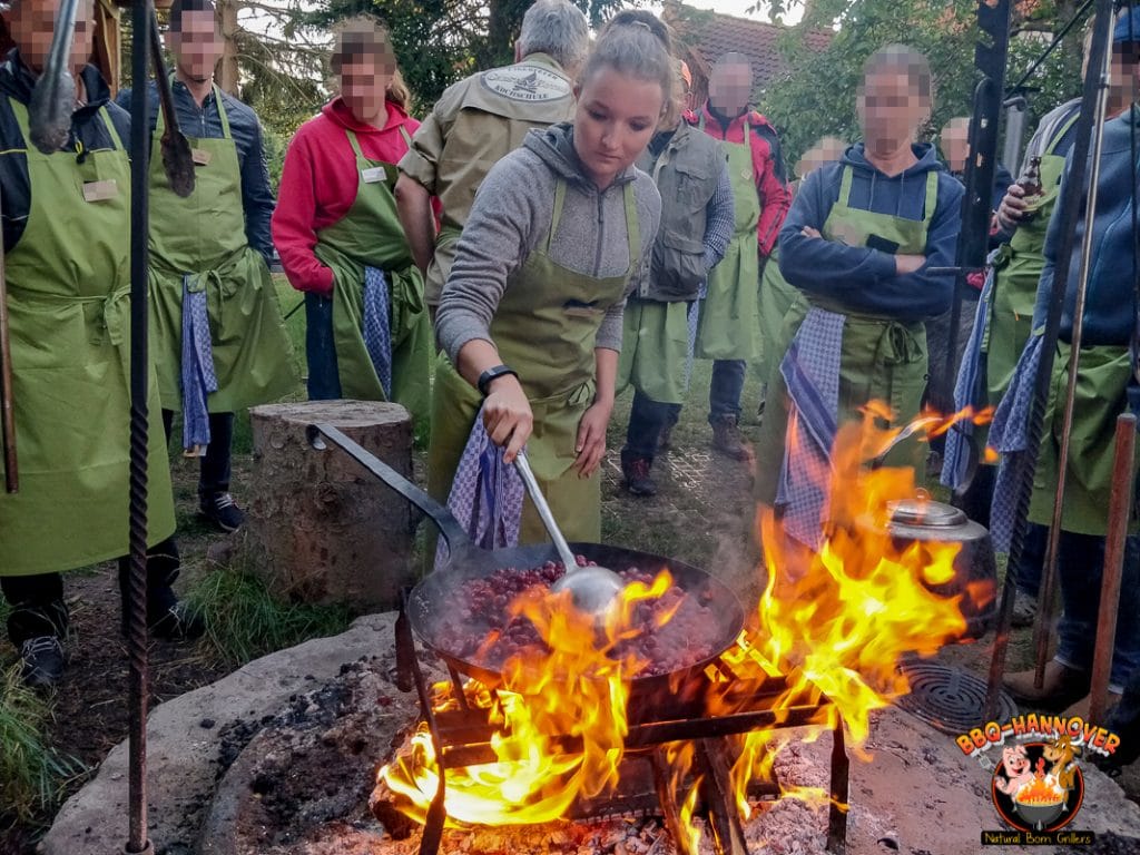 Sarah flambiert die Kirschen