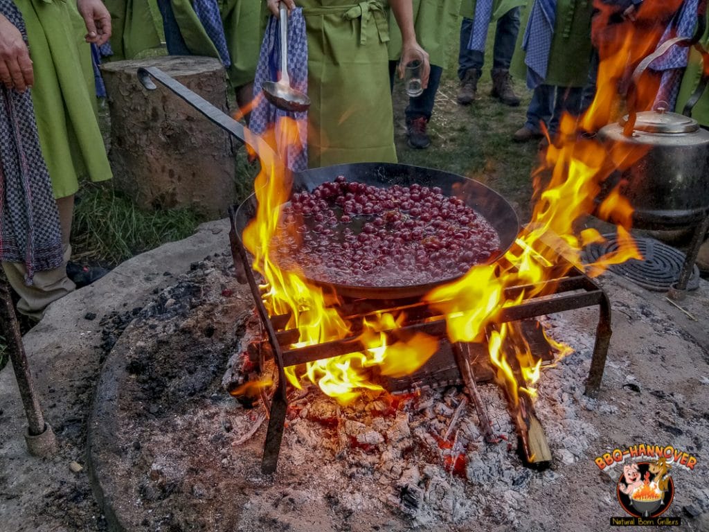 Sarah flambiert die Kirschen