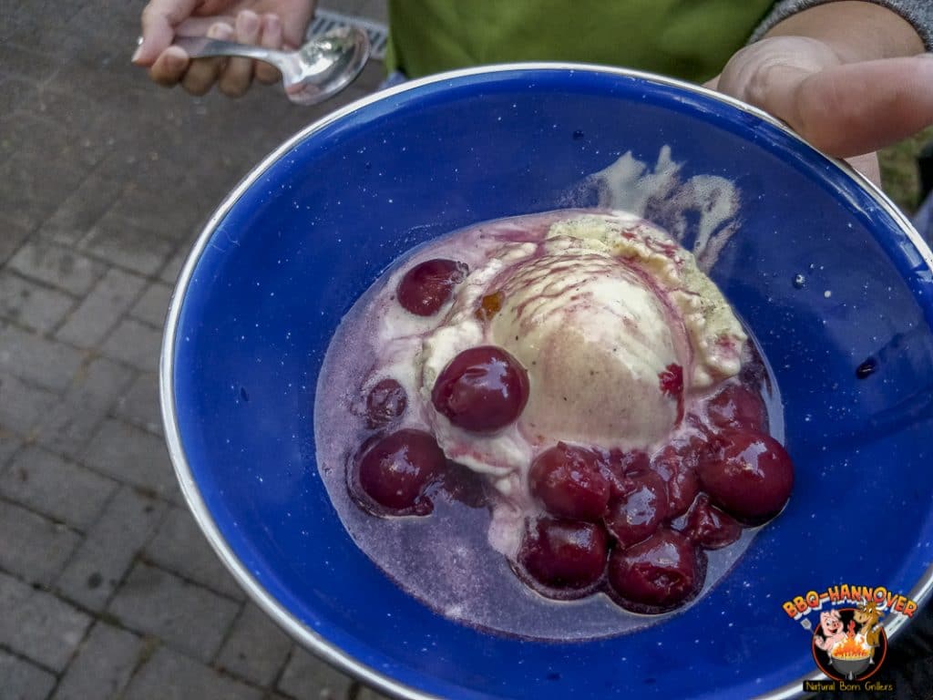 Flambierte Kirschen mit Eis