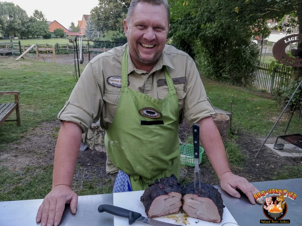 Michael präsentiert stolz seinen Smokerbraten